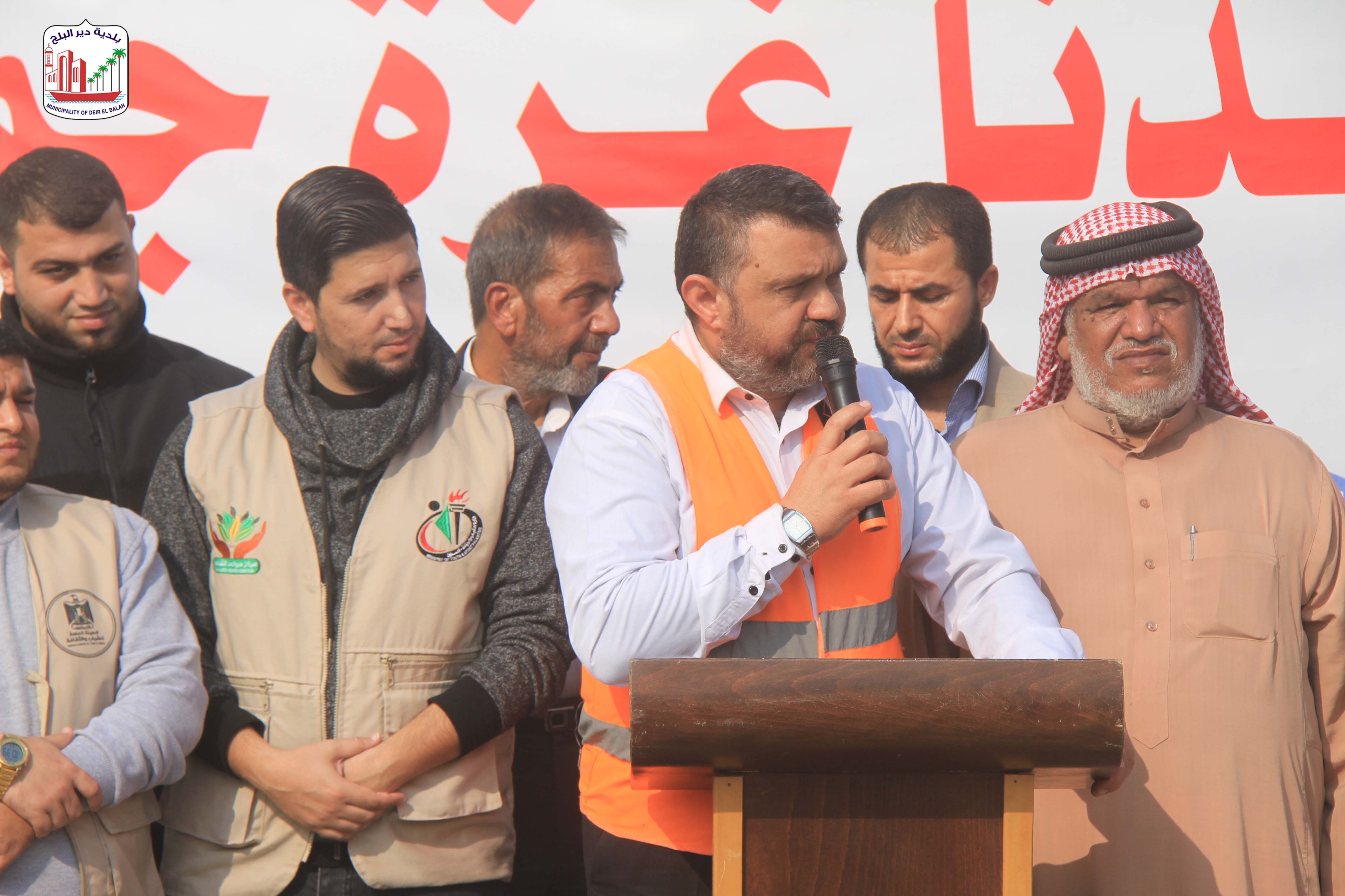 في اليوم العالمي للتطوع... بلدية دير البلح تطلق فعاليات حملة بيدنا غزة جميلة