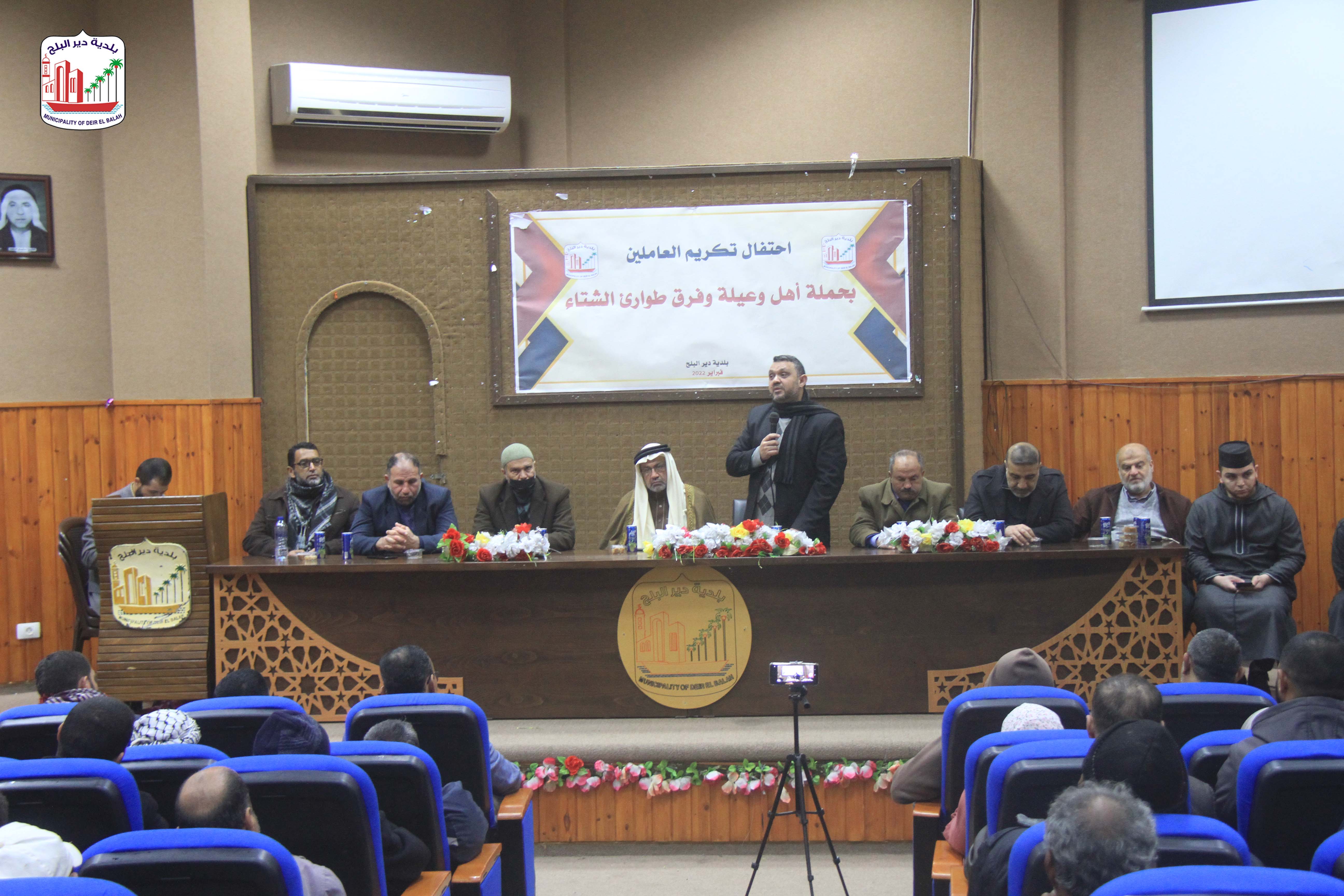 بلدية دير البلح تكرم العاملين في حملة أهل وعيلة وفرق طوارئ الشتاء