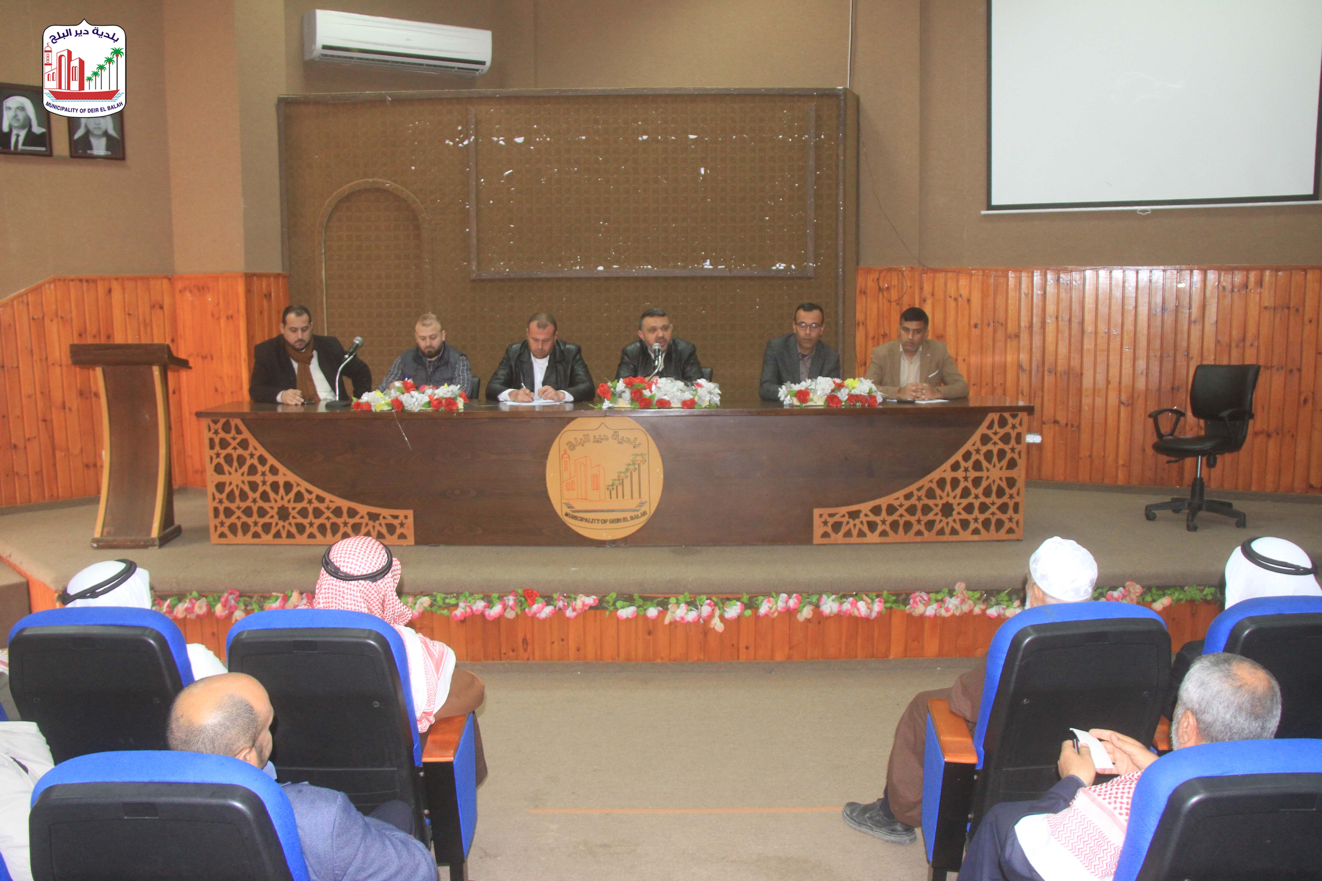 بلدية دير البلح تعقد لقاء البيت المفتوح وتستمع لاحتياجات المواطنين