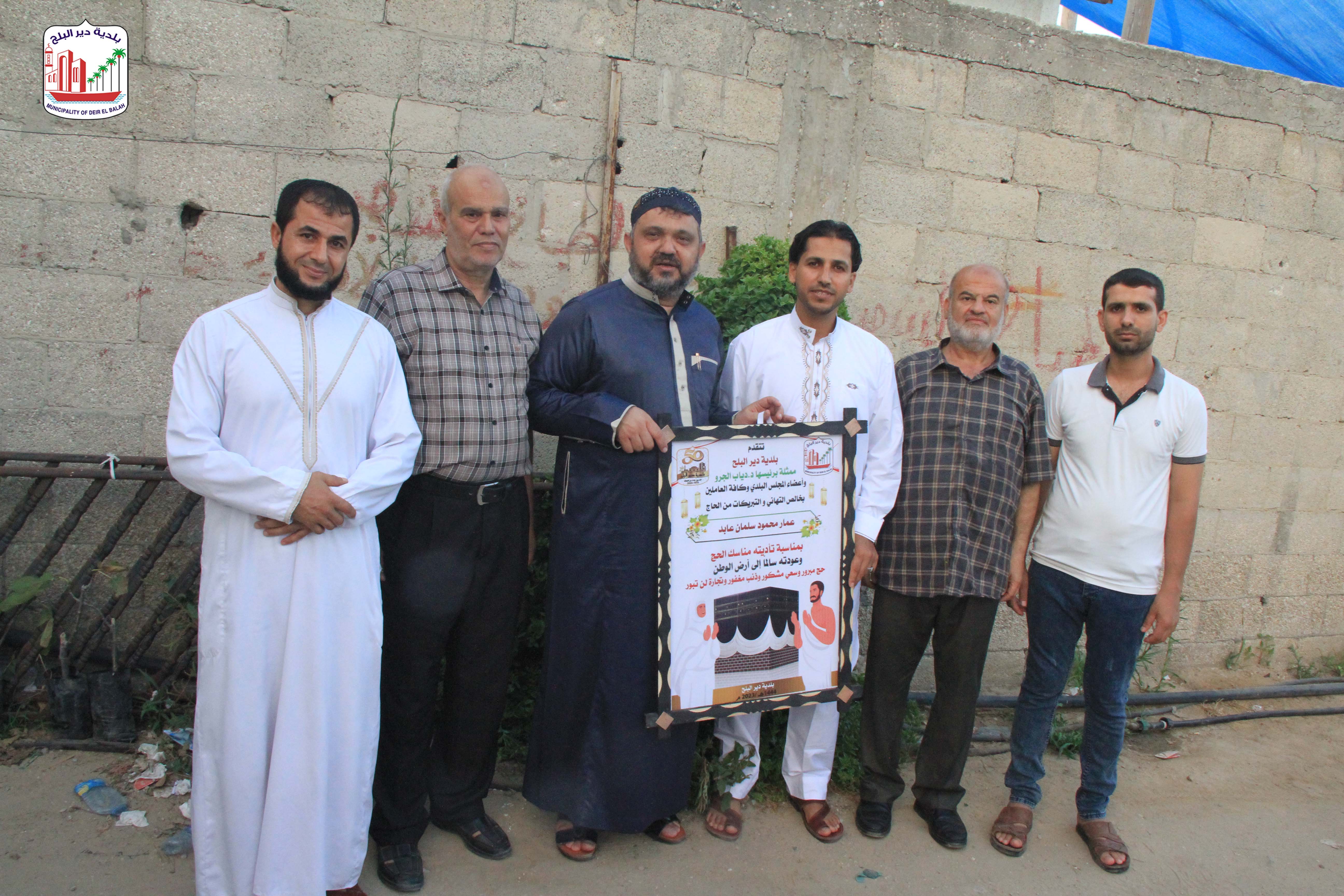 بلدية دير البلح تجري زيارة تهنئة لحجاج بيت الله الحرام 