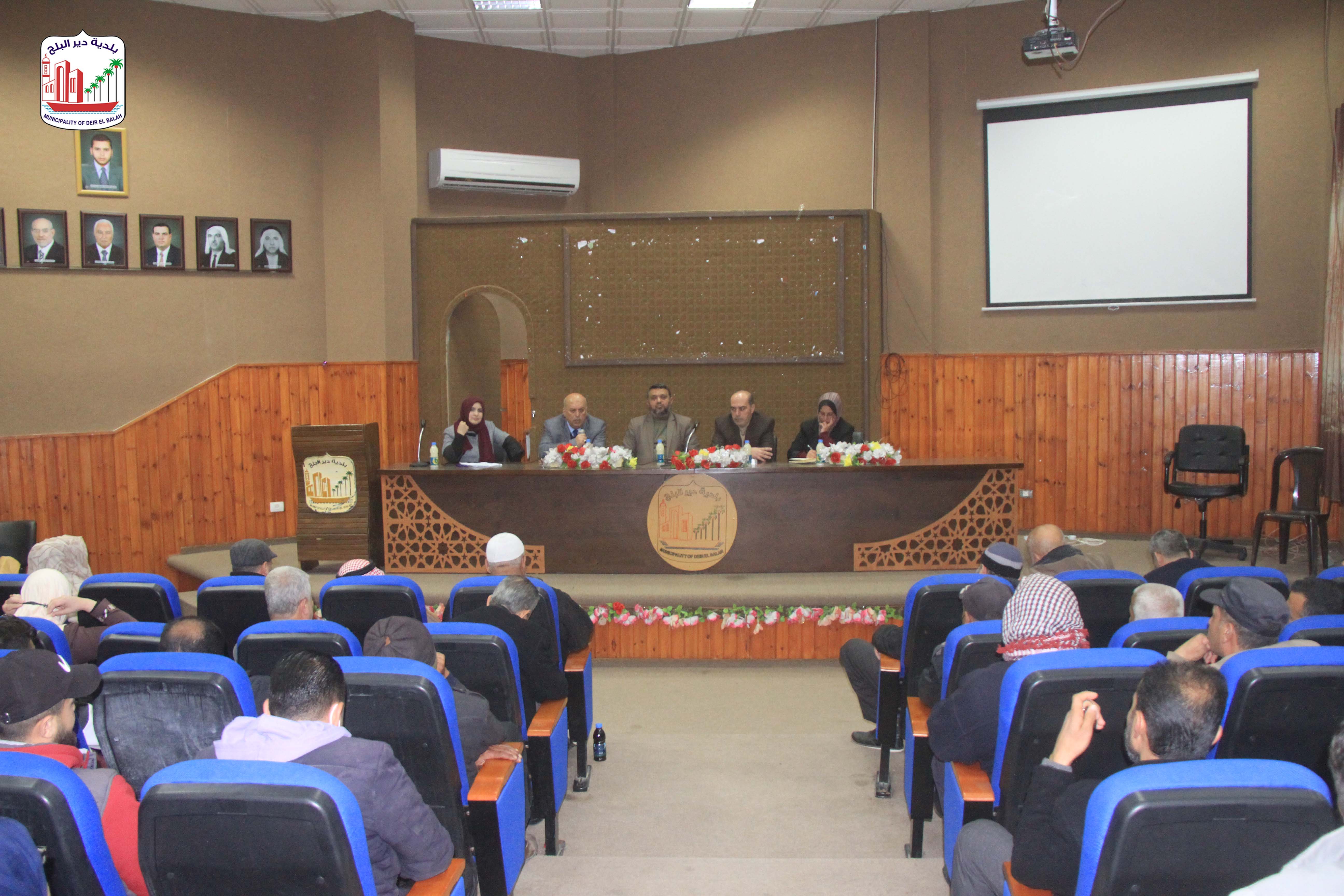 خلال لقاء وكالة الغوث بالعائلات المتأثرة لمشروع تطوير المخيم... رئيس بلدية دير البلح يعبر عن شكره لكل من ساهم في إنجاز المشروع