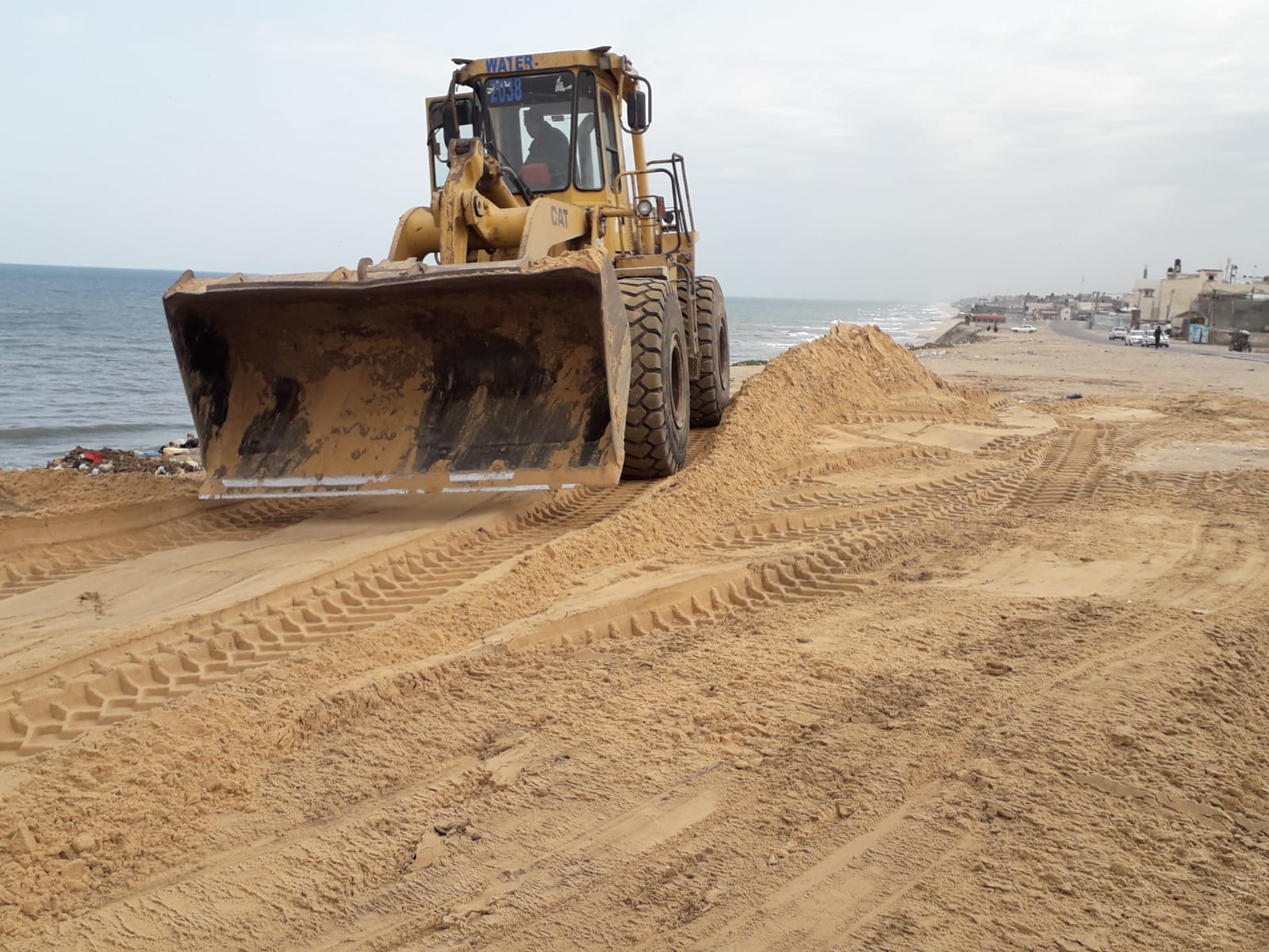 بلدية دير البلح تزيل آثار مكب النفايات العشوائي في شارع الرشيد - البحر مقابل حي القرعان