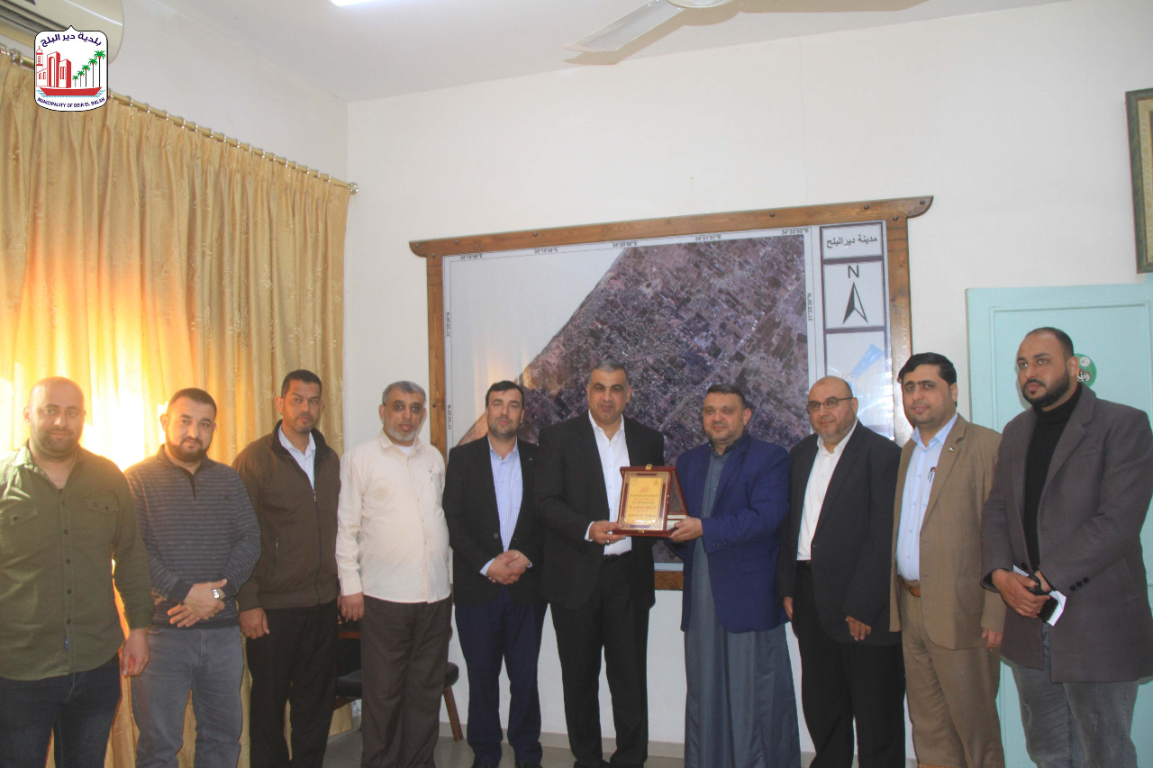 بلدية دير البلح تستقبل وفد من هيئة التوجيه السياسي وتؤكد استمرار التعاون المشترك