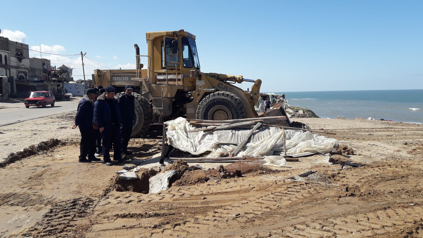 بلدية دير البلح تزيل مكرهة صحية على شارع البحر مقابل حي القرعان