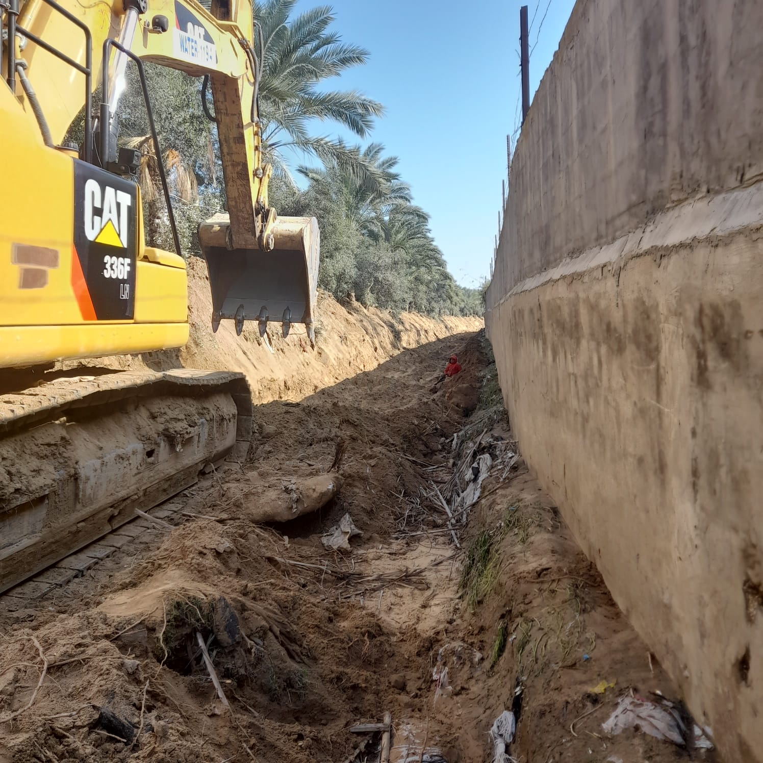 بلدية دير البلح تنتهي من تعزيز وتأمين السواتر التربية لمجرى لوادي السلقا