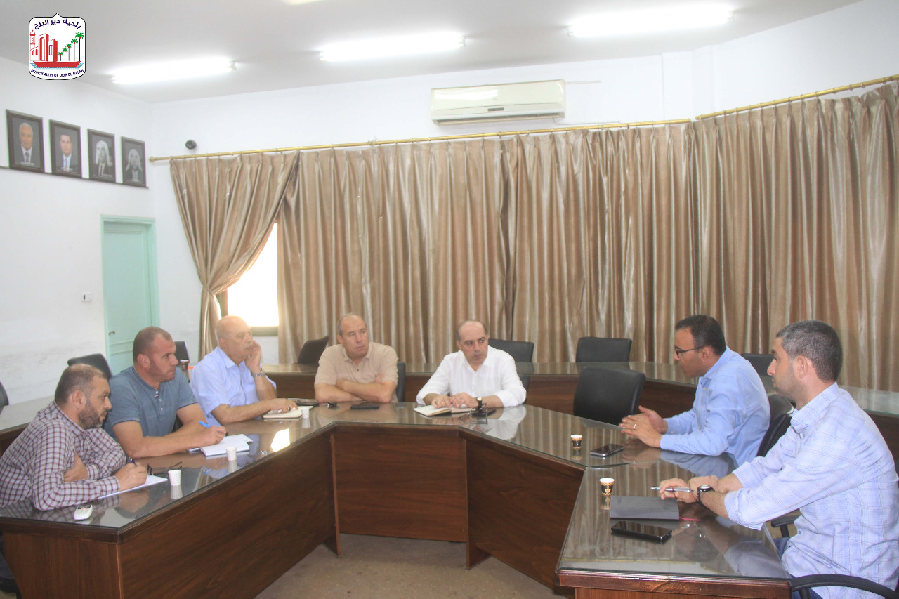 بلدية دير البلح تلتقي وفد من وكالة الغوث وتبحث احتياجات المواطنين بمشروع  تطوير شارع الشهداء الرئيسي- القسطل