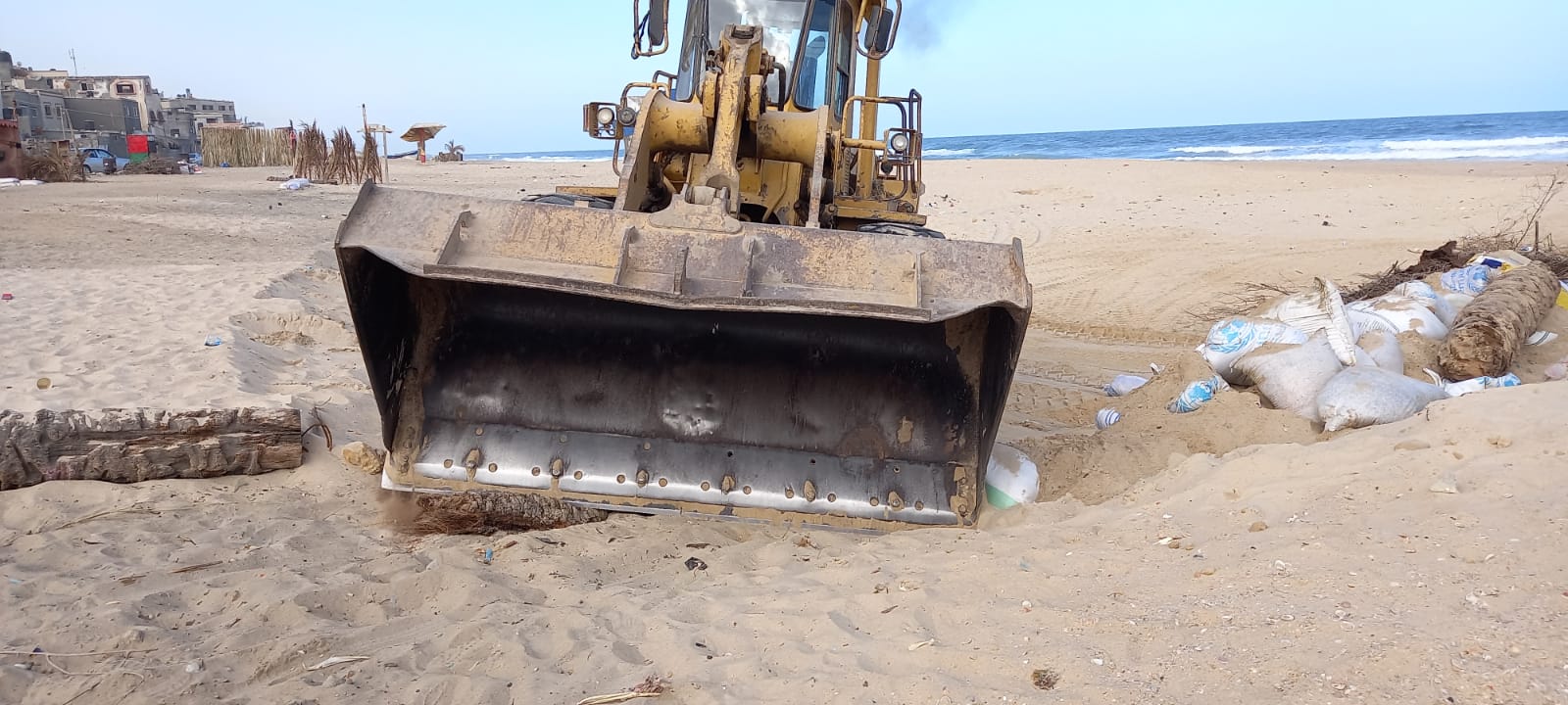 بلدية دير البلح تزيل التعديات على شاطئ البحر