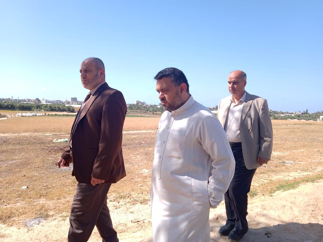 رئيس بلدية دير البلح يطلع رئيس سلطة الأراضي على موقع الأرض المخصصة لإقامة مقبرة بالوسطى