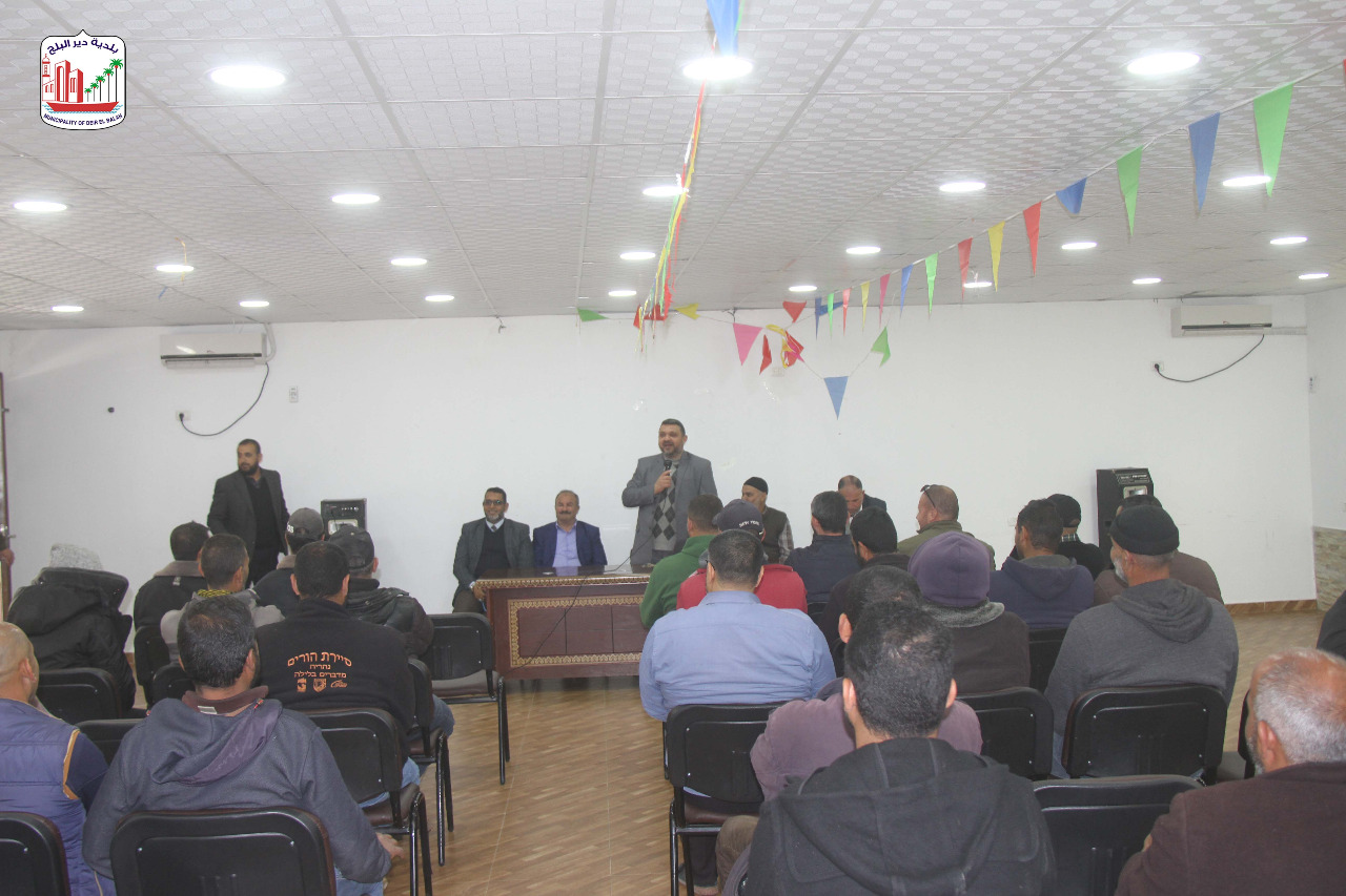 بلدية دير البلح تعقد لقاءً ختامياً للعاملين بمشروع صيانة الأرصفة بالمدينة