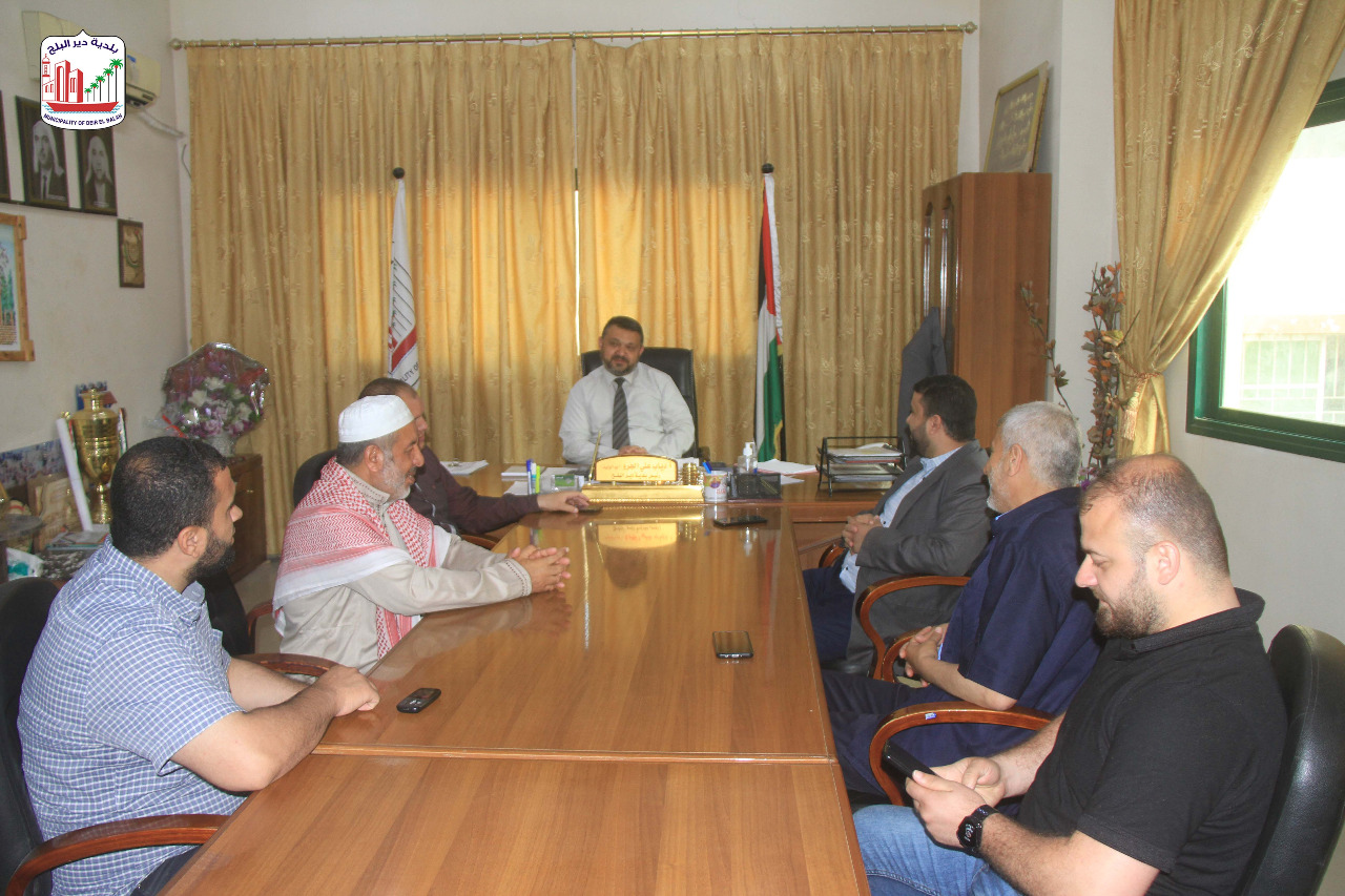 بلدية دير البلح تستقبل وفداً من أسرة مسجد البلد القديم