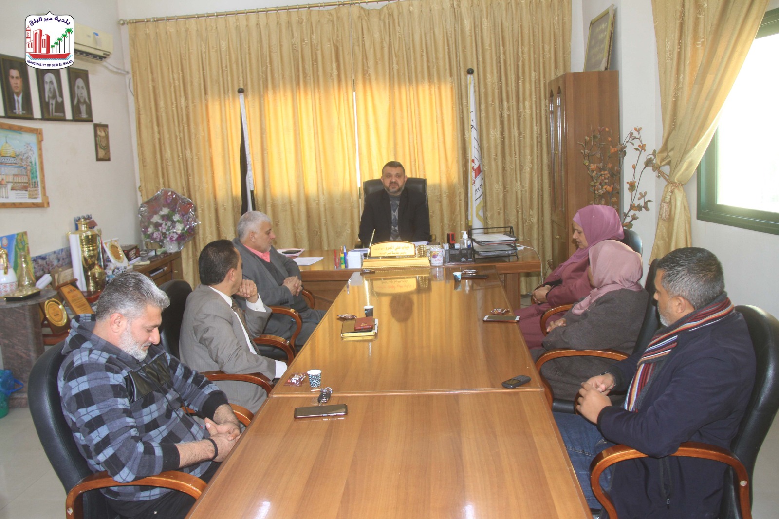 بلدية دير البلح تبحث سبل التمكين الاقتصادي للمرأة مع وفد من مركز الديمقراطية وحقوق العاملين وائتلاف من حقي
