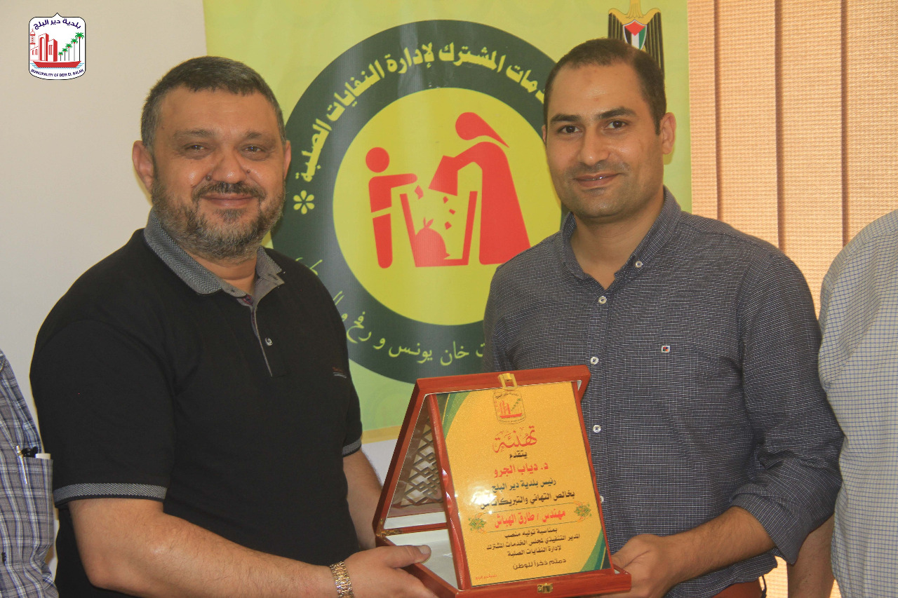 رئيس البلدية يهنأ المدير التنفيذي لمجلس الخدمات المشترك لإدارة النفايات الصلبة بمنصبه الجديد