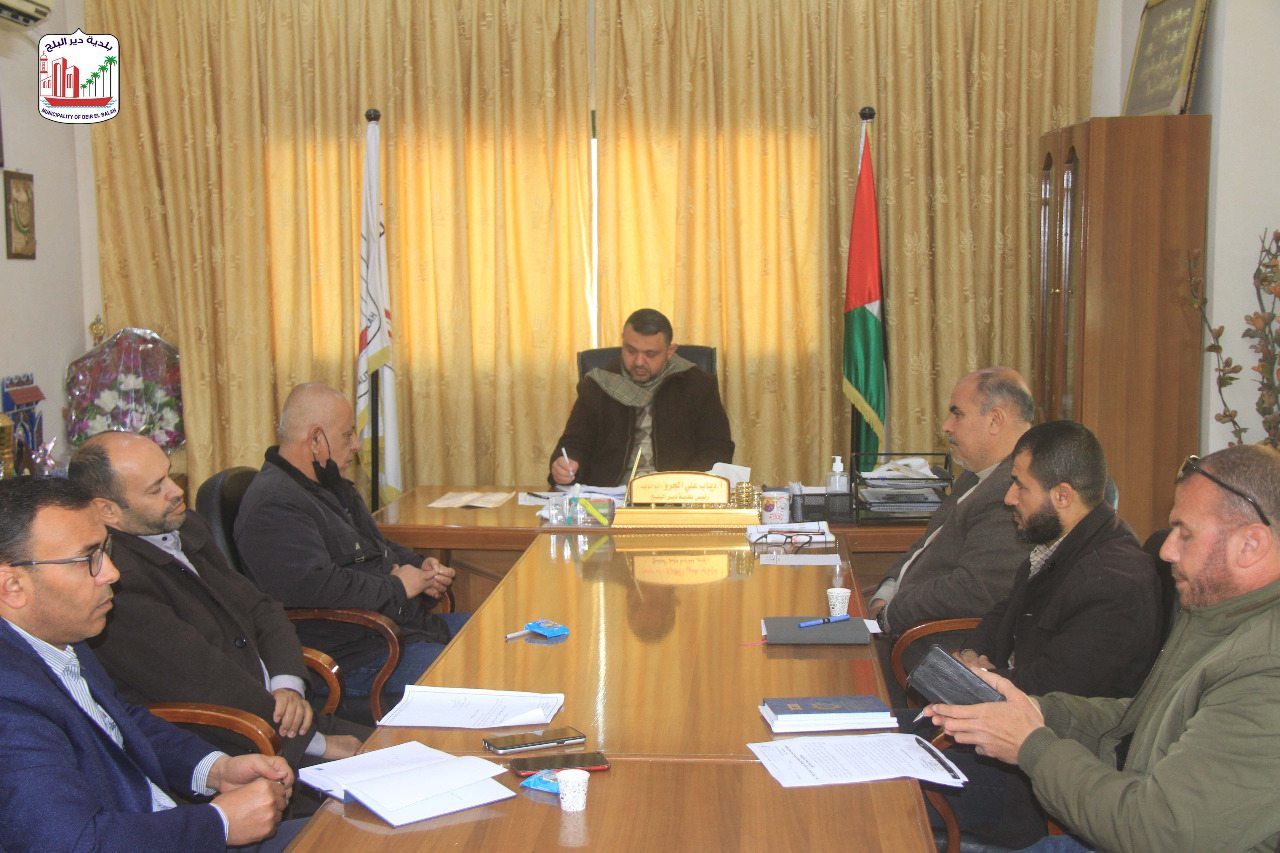 بلدية دير البلح تعقد اجتماعها الدوري لمدراء الدوائر وتبحث سبل تطوير العمل