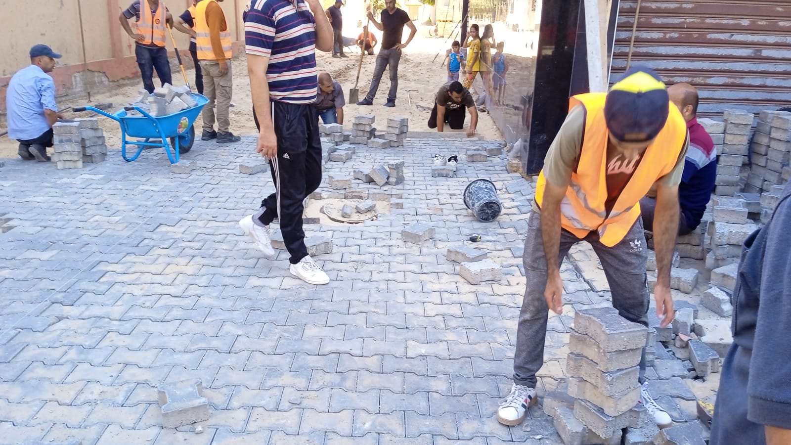 الانتهاء من أعمال صيانة لـ 1100 متر مربع في شوارع ومناطق دير البلح