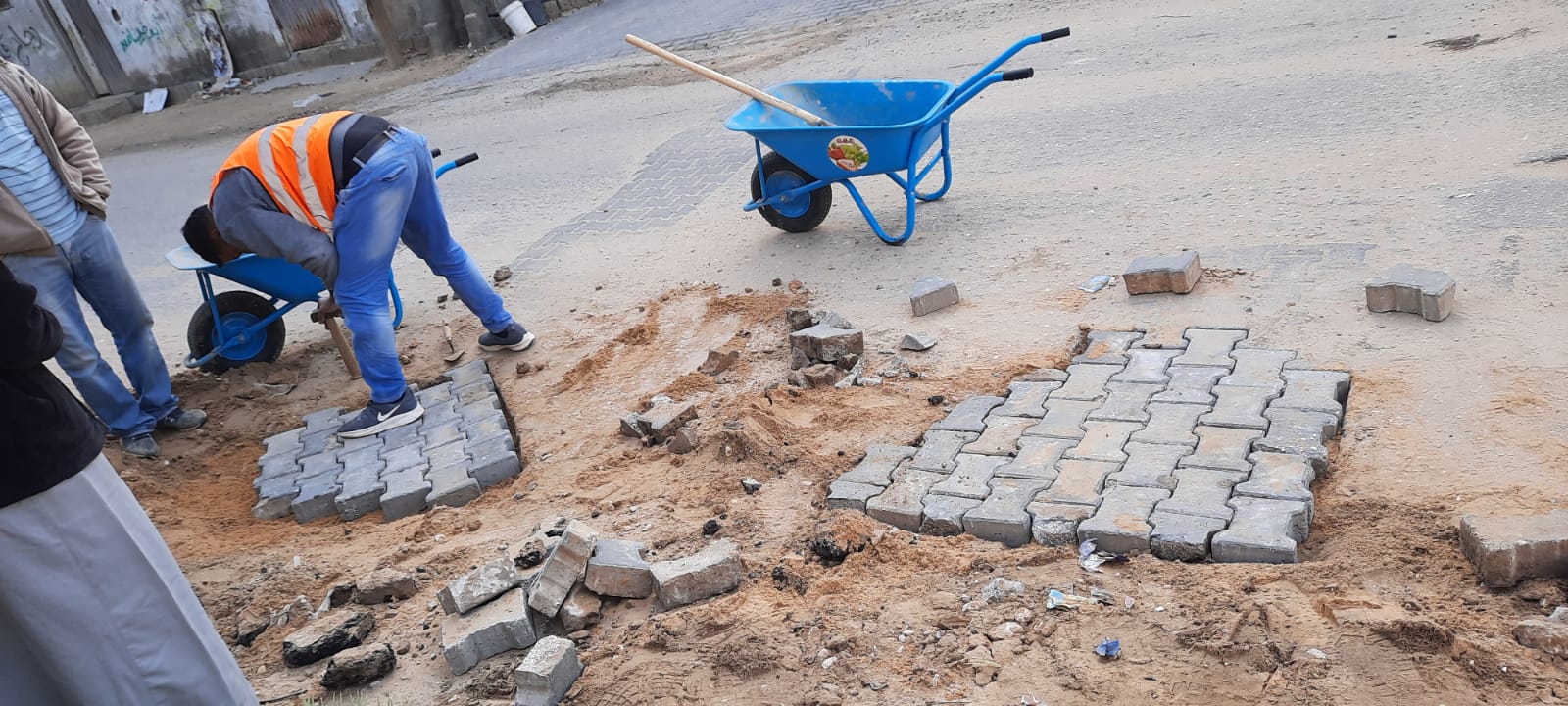 تنفيذ أعمال صيانة للطرق في العديد من مناطق دير البلح