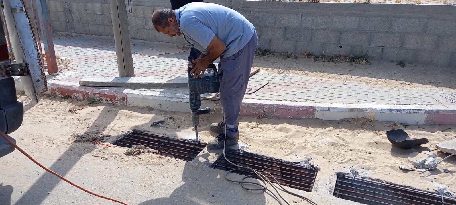 بلدية دير البلح تغلق مصارف مياه الأمطار التي تعرضت للسرقة خلال الفترة الماضية