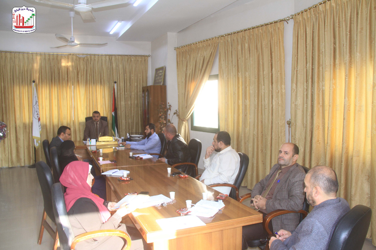 بلدية دير البلح تعقد اجتماعها الدوري وتبحث سير العمل لتطويره والارتقاء به