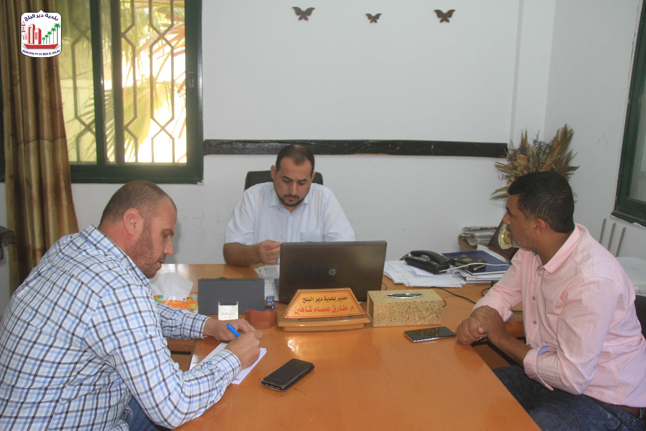 بلدية دير البلح تبحث وضع المقابر والاهتمام بها