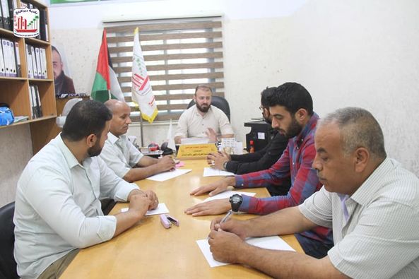 قسم الحرف والصناعات ببلدية دير البلح يبحث سبل التخفيف عن أصحاب المحلات بعد العدوان الصهيوني