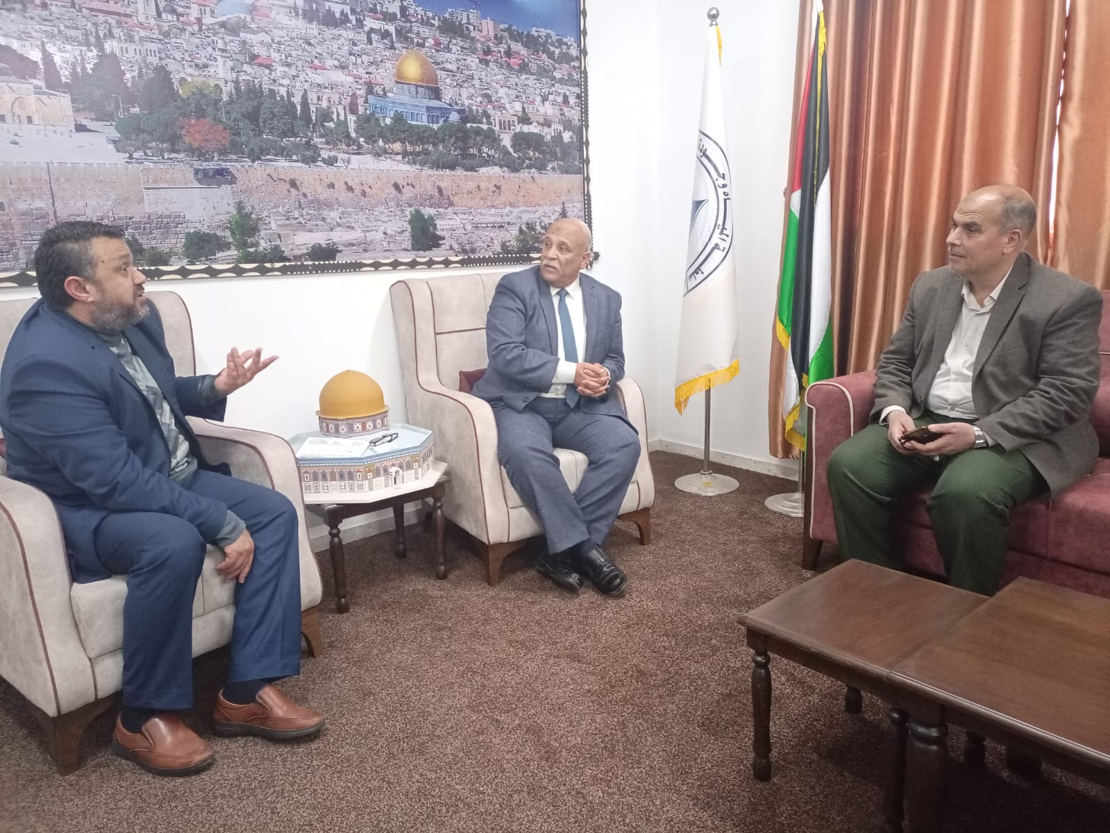 رئيس بلدية دير البلح يبحث آفاق التعاون مع سلطة البيئة