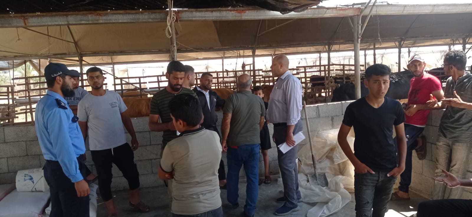 بلدية دير البلح بالتعاون مع وزارة الزراعة تجري زيارة لمسالخ المدينة وتطلعهم على الإرشادات الواجب اتباعها خلال فترة عيد الأضحى