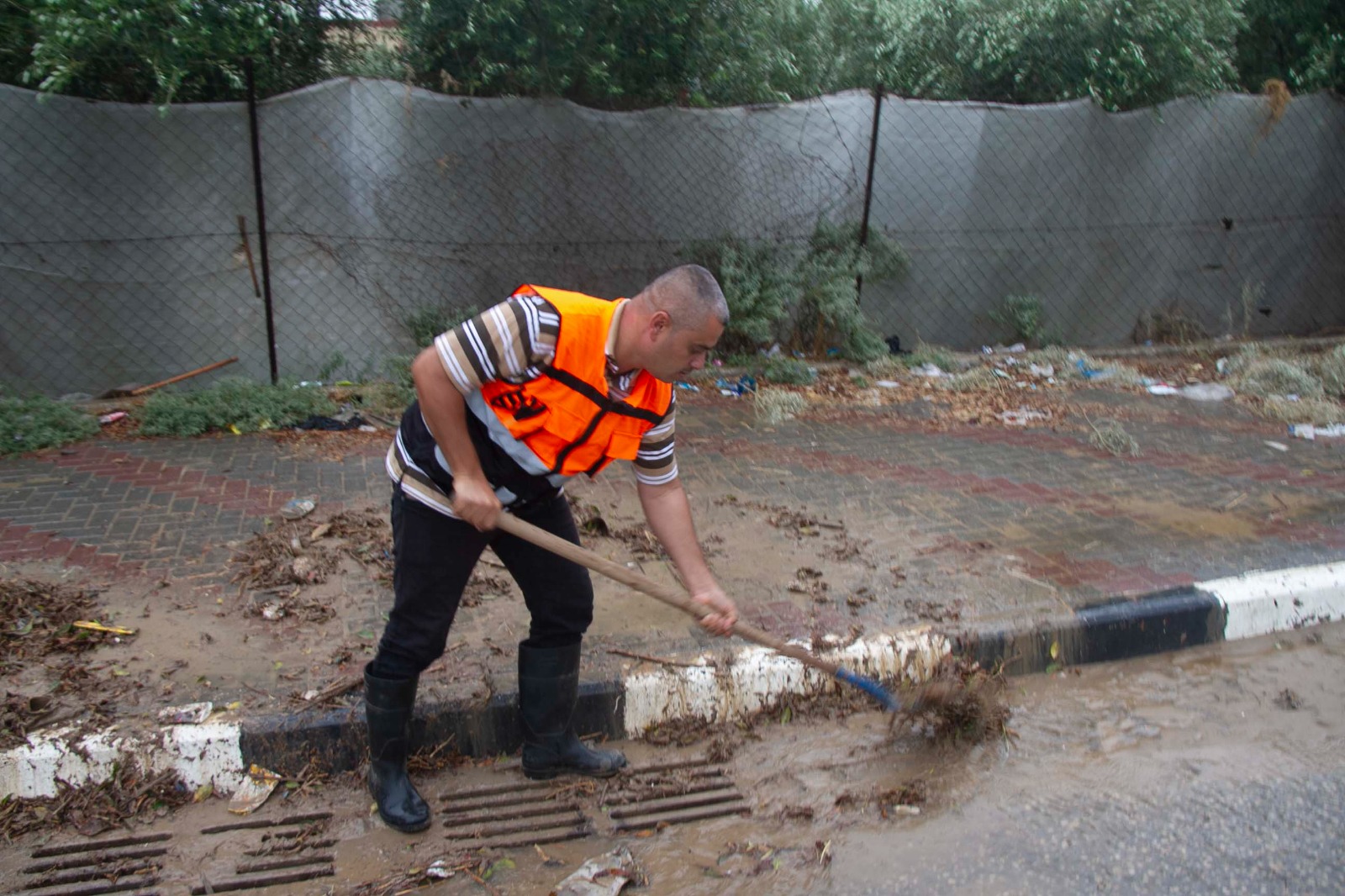 استمرار تنظيف مصارف مياه الأمطار بدير البلح