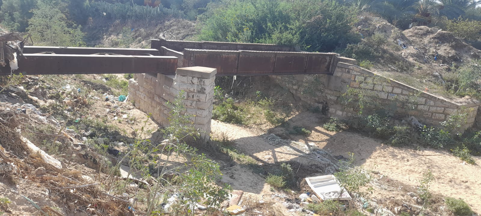 بلدية دير البلح تنتهي من تنظيف مجرى وادي السلقا من شارع صلاح الدين حتى لصحن البركة