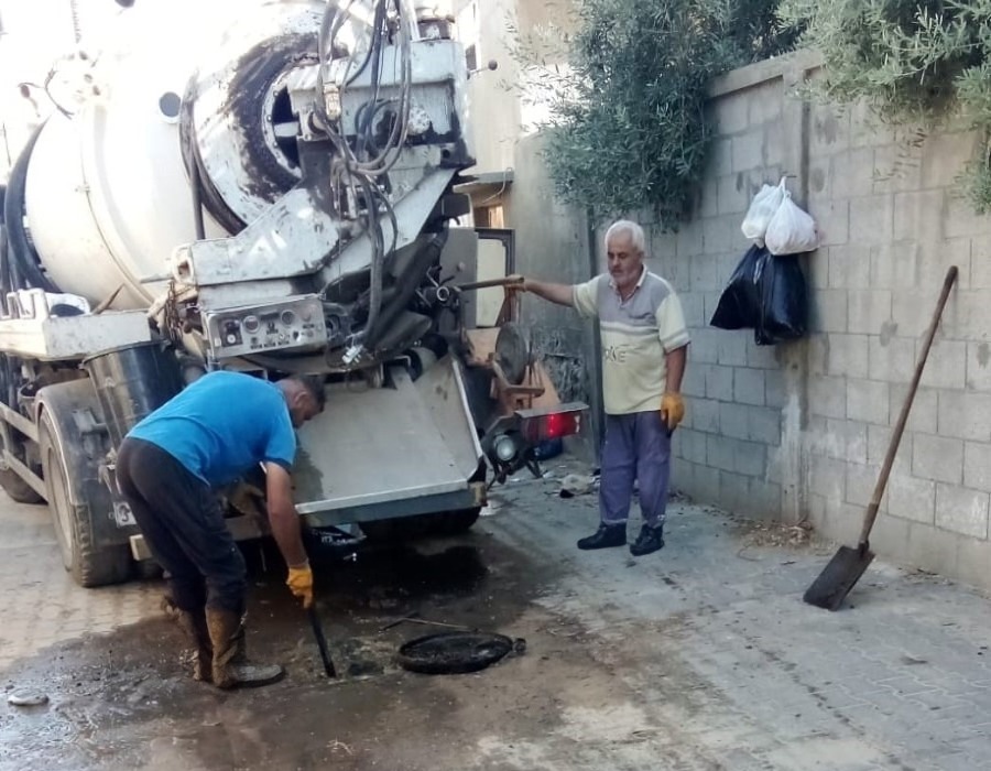 استجابة لطلبات المواطنين... تواصل تسليك مناهل الصرف الصحي بدير البلح