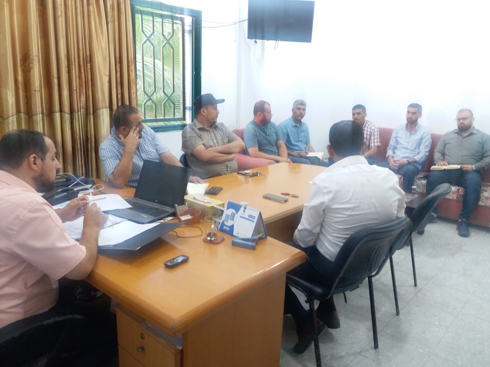 لجنة طوارئ الشتاء ببلدية دير البلح تعقد اجتماعها لمناقشة الجهوزية والاستعداد لفصل الشتاء