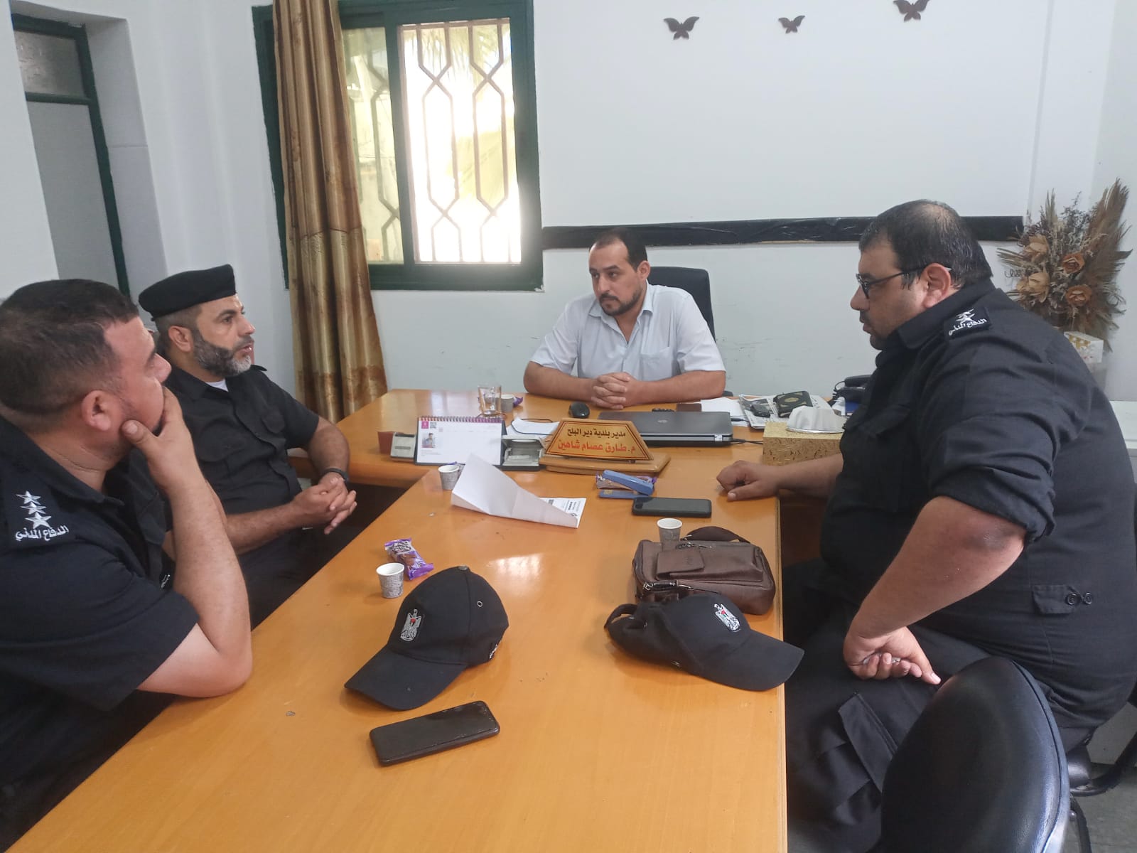 بلدية دير البلح تلتقي بوفد من الدفاع المدني وتبحث الاستعدادات لفصل الشتاء