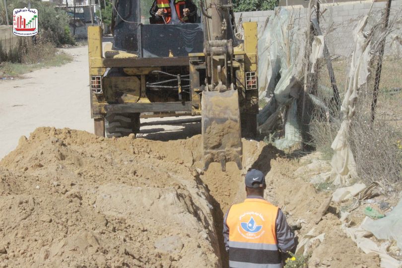 ضمن جهودها لاستمرار الخدمات الأساسية.. بلدية دير البلح تقوم بإيصال بعض آبار المياه على خط الكهرباء الدائم